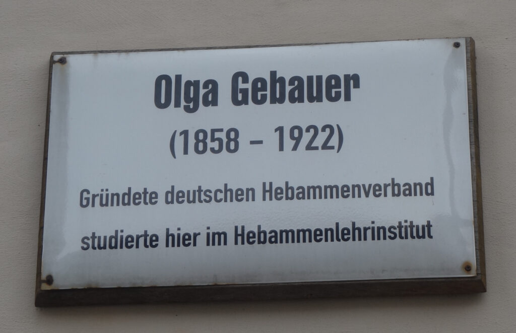 Foto der Gedenktafel f&uuml;r Olga Gebauer, der Gr&uuml;nderin des deutschen Hebammenverbandes