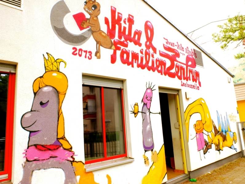 Foto des Eingangs und der Fassade des Familienzentrums LASIUSZEILE (Spandau Mitte)