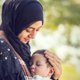 Foto einer Frau mit ihrem Baby im Arm