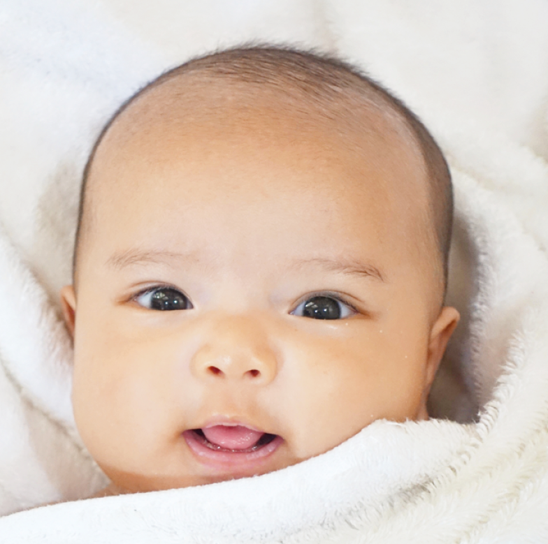 Foto eines Babys in einer wei&szlig;en Decke