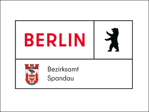 Das Bild zeigt das Berliner Wappen, den Schriftzug &bdquo;BERLIN&ldquo;, ein B&auml;rensymbol sowie das Bezirksamt Spandau mit Wappen.