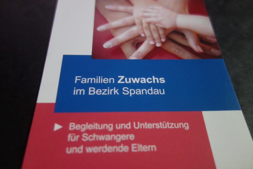 Foto des Flyers Familien Zuwachs im Bezirk Spandau. Aufschrift: Begleitung und Unterst&uuml;tzung f&uuml;r Schwangere und werdende Eltern